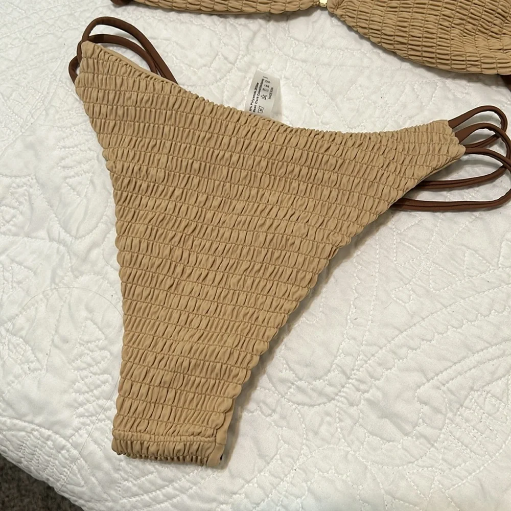 Bikini - Picture 3 of 6